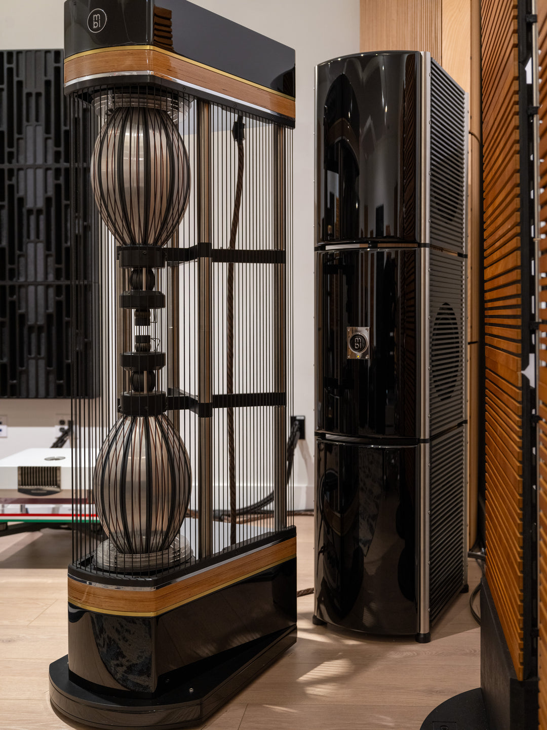 MBL Radialstrahler 101 X-Treme MKII Full-Range Speakers with Bass Towers in Gloss Black w Crates EXCELLENT STORE DEMO