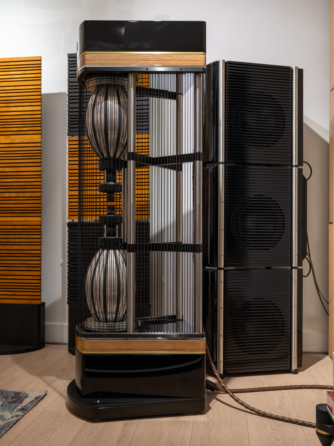 MBL Radialstrahler 101 X-Treme MKII Full-Range Speakers with Bass Towers in Gloss Black w Crates EXCELLENT STORE DEMO