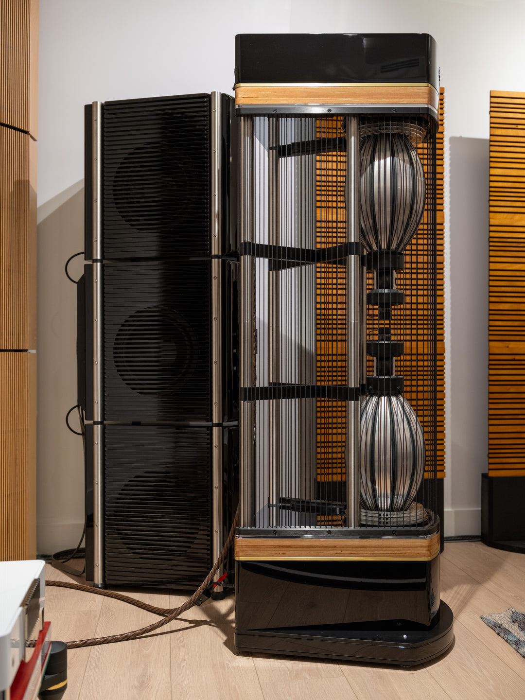 MBL Radialstrahler 101 X-Treme MKII Full-Range Speakers with Bass Towers in Gloss Black w Crates EXCELLENT STORE DEMO