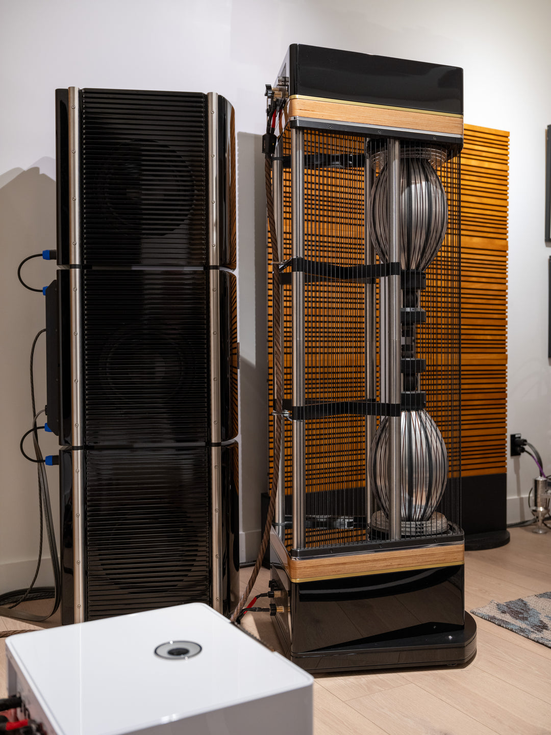 MBL Radialstrahler 101 X-Treme MKII Full-Range Speakers with Bass Towers in Gloss Black w Crates EXCELLENT STORE DEMO
