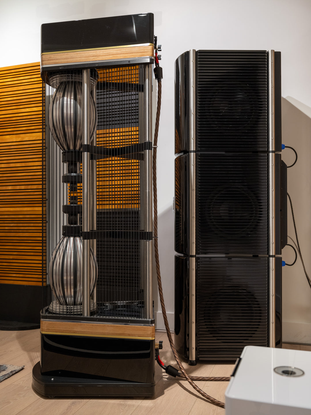 MBL Radialstrahler 101 X-Treme MKII Full-Range Speakers with Bass Towers in Gloss Black w Crates EXCELLENT STORE DEMO