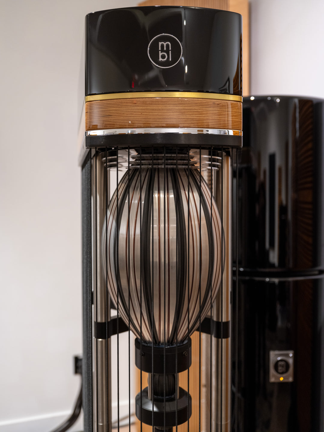 MBL Radialstrahler 101 X-Treme MKII Full-Range Speakers with Bass Towers in Gloss Black w Crates EXCELLENT STORE DEMO