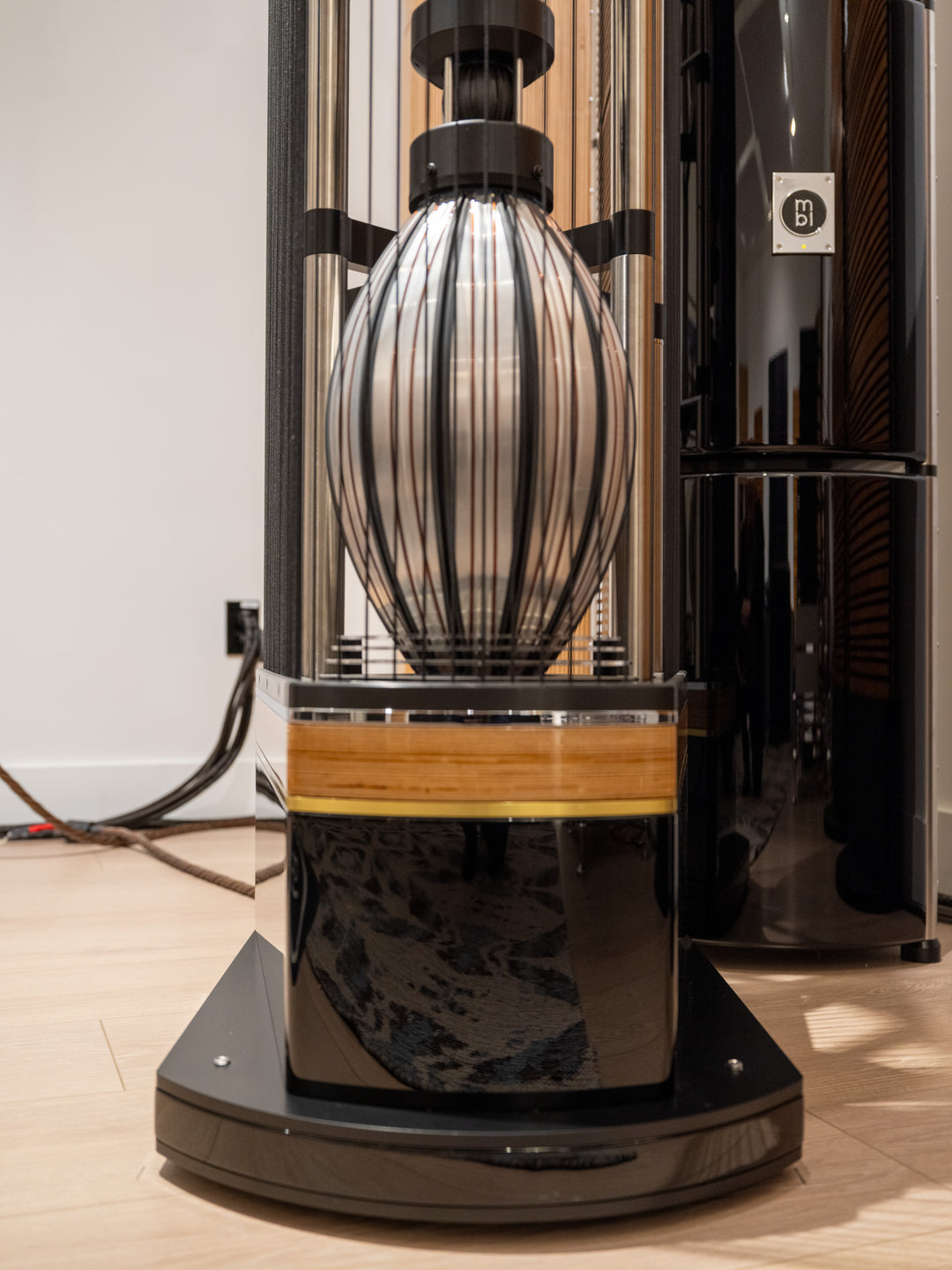 MBL Radialstrahler 101 X-Treme MKII Full-Range Speakers with Bass Towers in Gloss Black w Crates EXCELLENT STORE DEMO