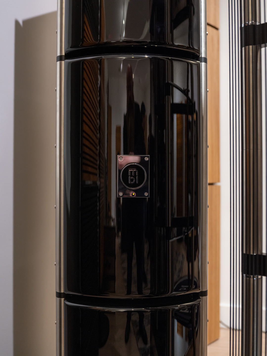 MBL Radialstrahler 101 X-Treme MKII Full-Range Speakers with Bass Towers in Gloss Black w Crates EXCELLENT STORE DEMO