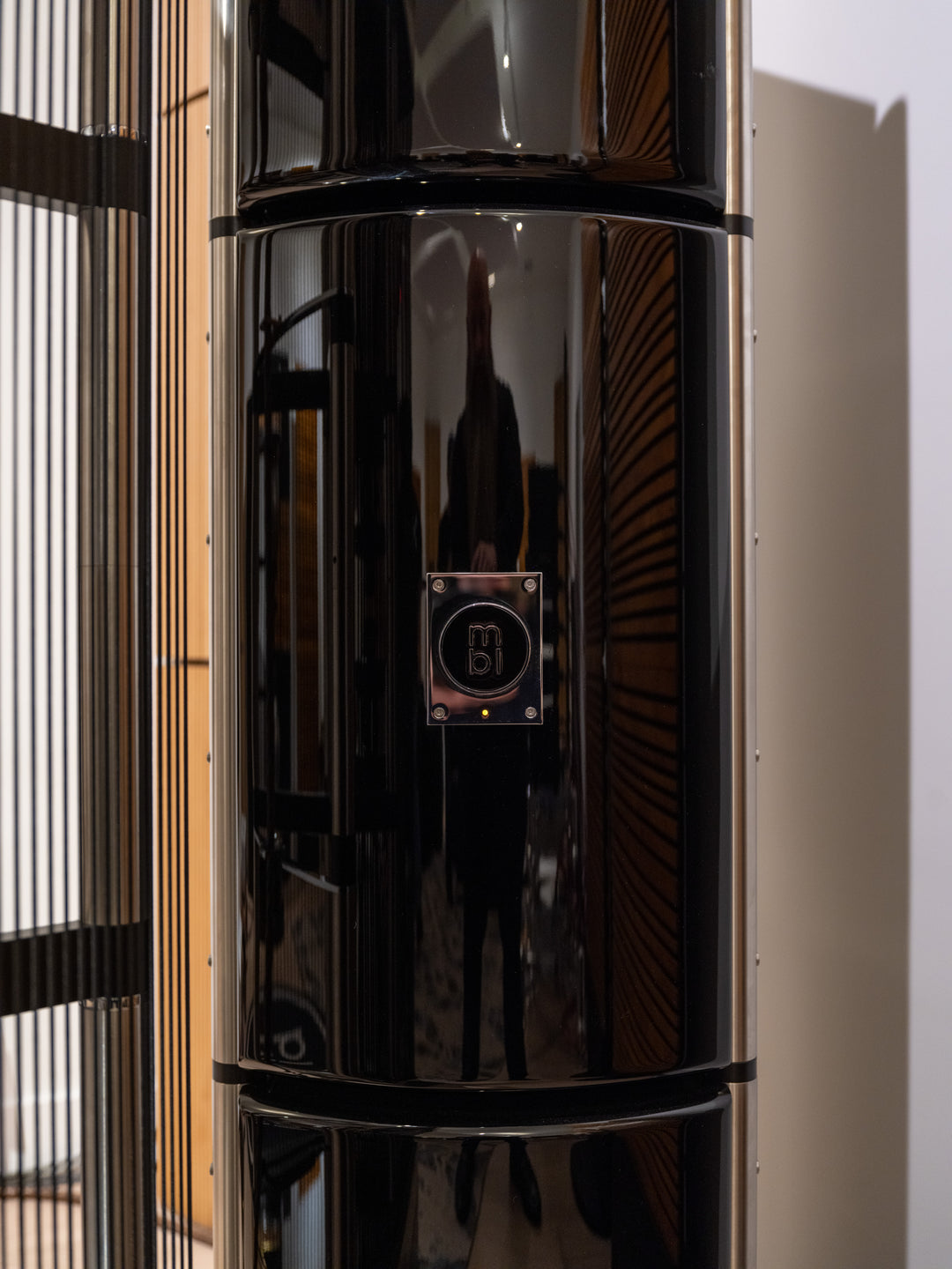 MBL Radialstrahler 101 X-Treme MKII Full-Range Speakers with Bass Towers in Gloss Black w Crates EXCELLENT STORE DEMO