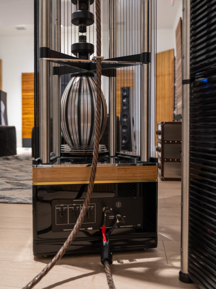 MBL Radialstrahler 101 X-Treme MKII Full-Range Speakers with Bass Towers in Gloss Black w Crates EXCELLENT STORE DEMO