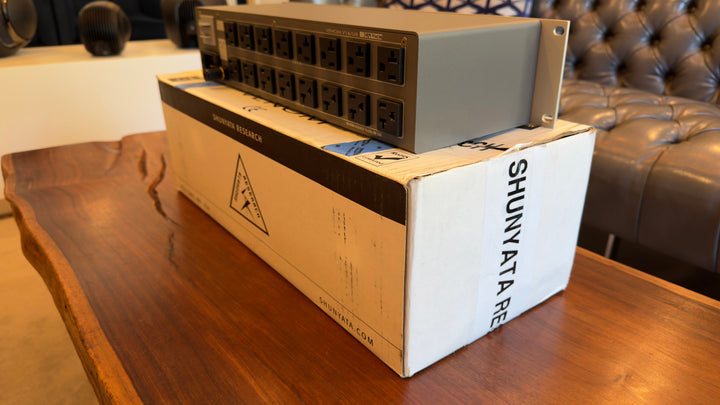 Shunyata Research Venom V16 V16-U Rack Mount Power Conditioner in Silver with Box EXCELLENT