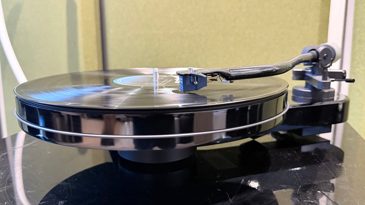 Pro-ject RPM 3 Carbon Turntable Record Player with Blue Point Cartridge VERY GOOD