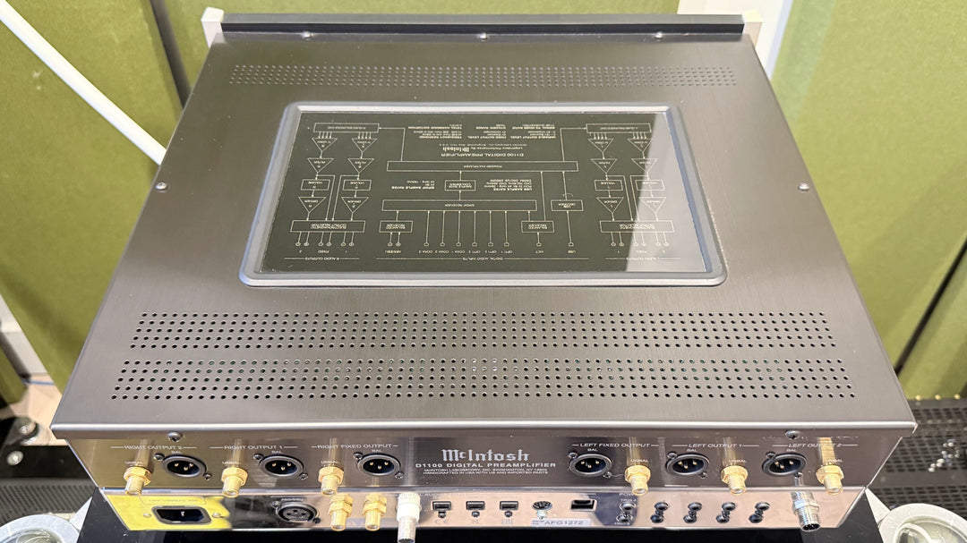 McIntosh D1100 DAC Digital Preamplifier w Box VERY GOOD