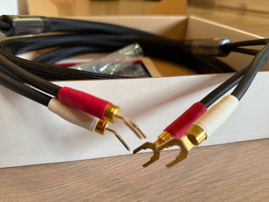 Shunyata Research E-tron Python Speaker Cables Pair with Gold Spade Connectors  3M Serial 4714 & 4715 MINT