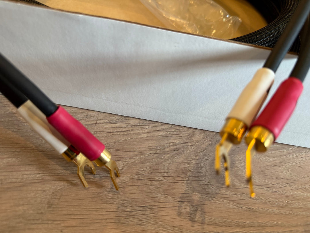Shunyata Research E-tron Python Speaker Cables Pair with Gold Spade Connectors  3M Serial 4714 & 4715 MINT