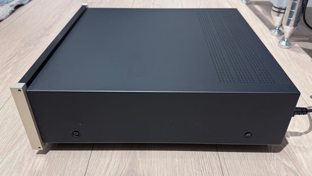 McIntosh C46 2-Channel Solid State Audio Control Center 220V EXCELLENT